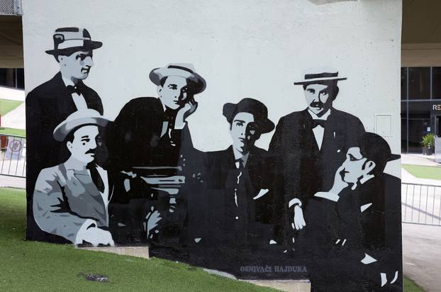 Split: Ususret 114. rođendanU Hajduka na zgradi Sveučilišta naslikani su murali nogometaša