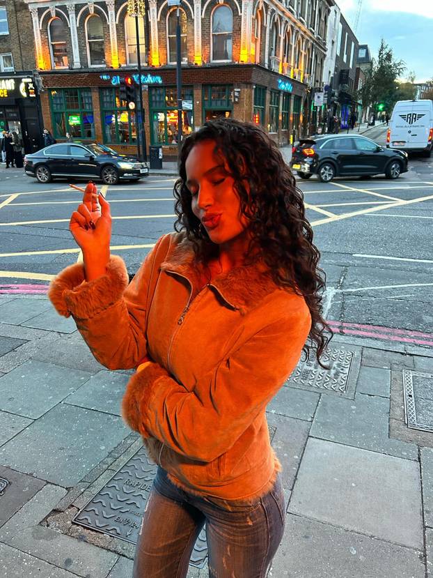 Šuškalo se da joj dečko spava sa zvijezdom platforme za odrasle. Objavom ušutkala sve tračeve