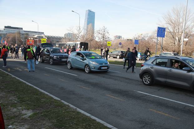 Studenti iz Beograda krenuli pješice za Novi Sad, okupili se ispred Fakulteta dramskih umjetnosti
