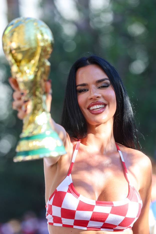 SP 2026 Dallas: Ivana Knoll na povorci hrvatskih navijača u Dallasu uoči utakmice Engleske i Hrvatske na Svjetskom prvenstvu