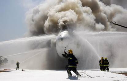 Izraelski vatrogasci gasili zrakoplov u plamenu