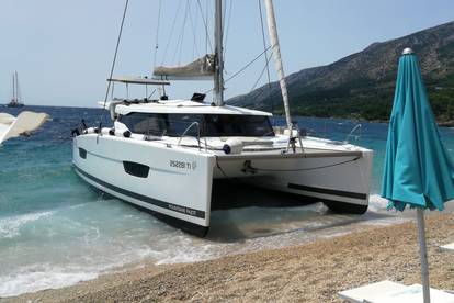 VIDEO Katamaranom se nasukali na plažu na Braču