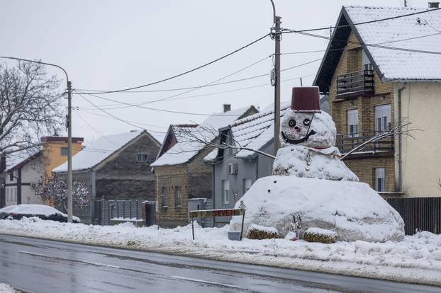 Bijelo Brdo: Napravljen  snjegović od otprilike sedam metara visine.