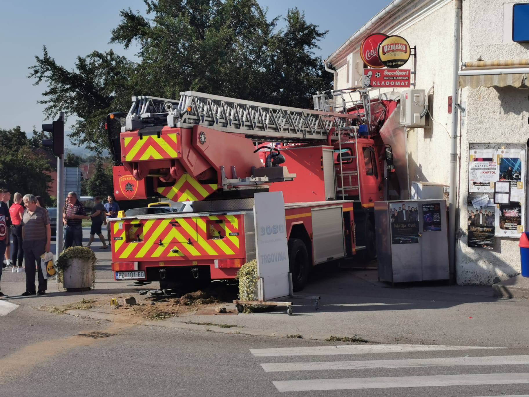 FOTO Vatrogasni kamion pomeo je terasu kafića kod Požege: 'Ne znamo kako je do toga došlo'