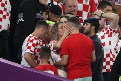 Vatreni pobjedu slavili s ljepšim polovicama: Grlile su ih i ljubile