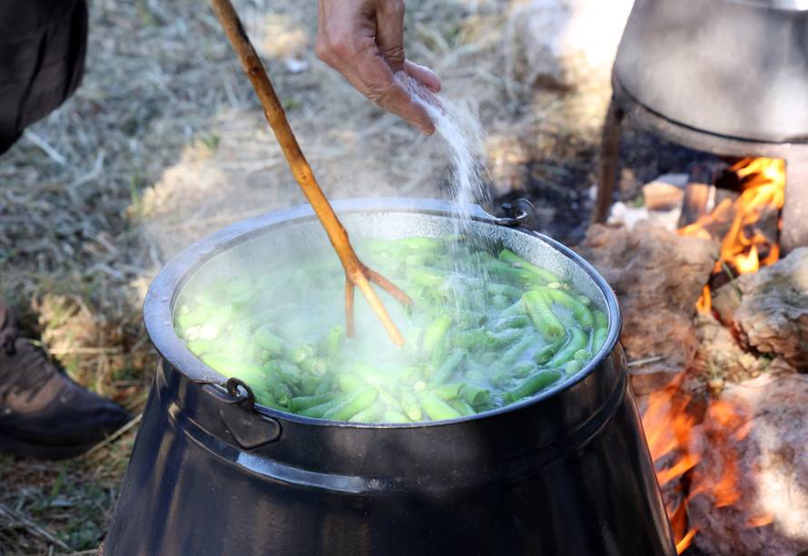 Vodice:Tradicionalni prvosvibanjski piknik u Rakitnici,spremanje divljeg zelja i pulente.