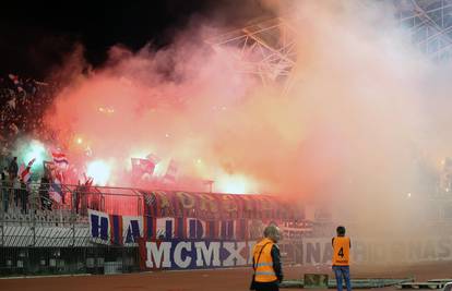 Hajduk dobio najveću kaznu zbog baklji i 'smrdljiva Rijeko'