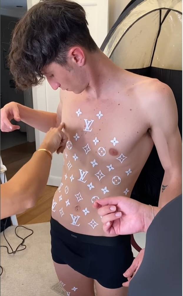 FOTO Mladić koji želi izgledati kao skupa torbica: 'Vidio sam puno glupih stvari, ali ovo je...'