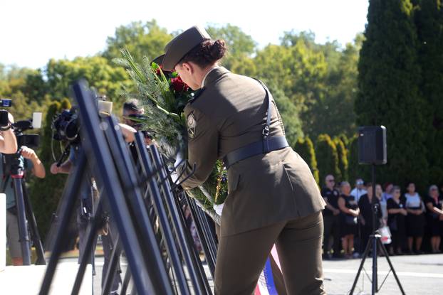 Vukovar: Polaganje vijenaca na Memorijalnom groblju povodom obilježavanja Dana sjećanja na nestale