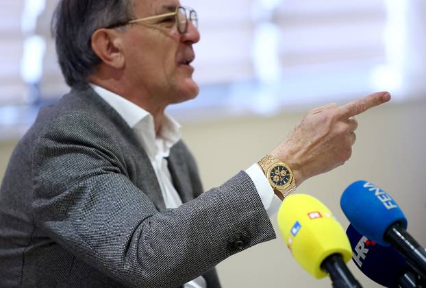 Sat Piguet Royal Oak vrijedan oko milijun kuna krasi ruku Zdravka Mamića na konferenciji u Mostaru