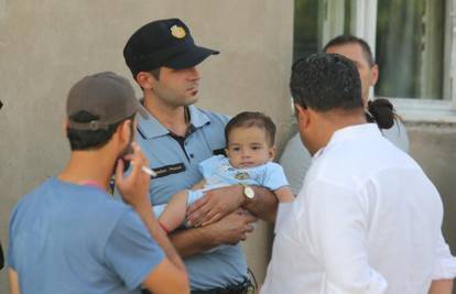 Hrvatski policajac umornim izbjeglicama je pridržao dijete