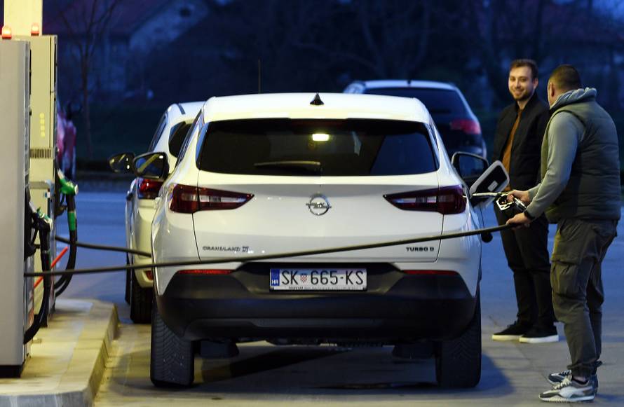 Sisčani pohrlili na benzinske postaje uoči poskupljenja 