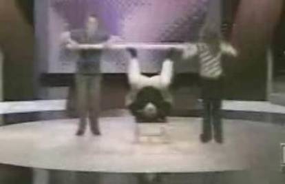 Žonglirao sa dvoje ljudi na šipci samo koristeći noge