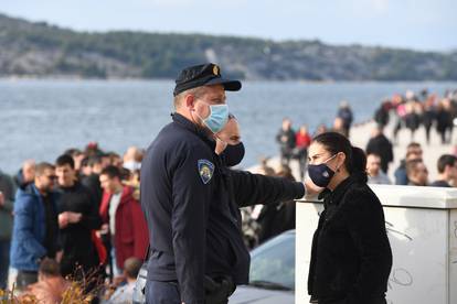 Badnjak kao da nema korone: Po ulicama se pjeva, pije vino, a maske nose samo rijetki