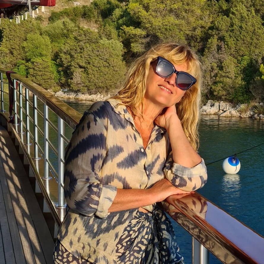 Sanja Doležal se uhvatila novog posla: Stala je za kormilo broda i otplovila u nepoznatom smjeru