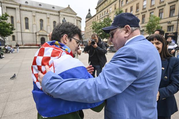 Zagreb: Zajednica utemeljitelja HDZ-a "Dr. Franjo Tuđman" daruje građanima hrvatske zastave