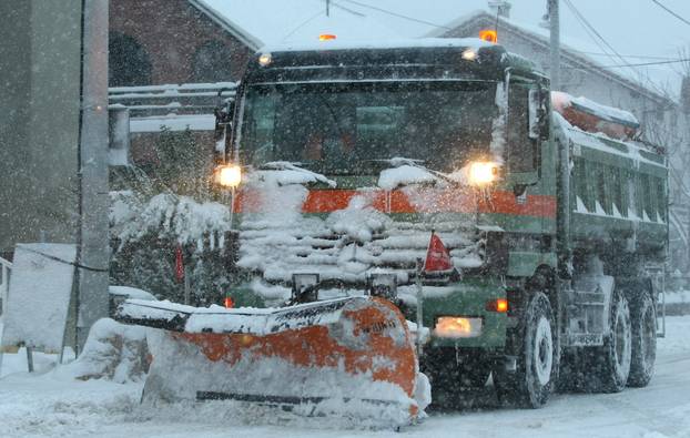 ARHIVA - Zagreb: Ralice ?iste velike koli?ine snjega na gradskim prometnicama