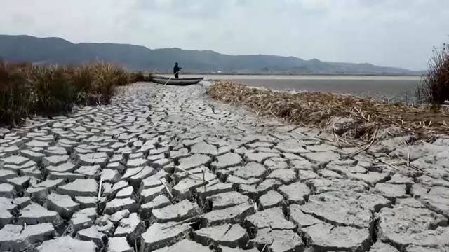 VIDEO: Zbog suše nestaje voda najvećeg jezera Južne Amerike