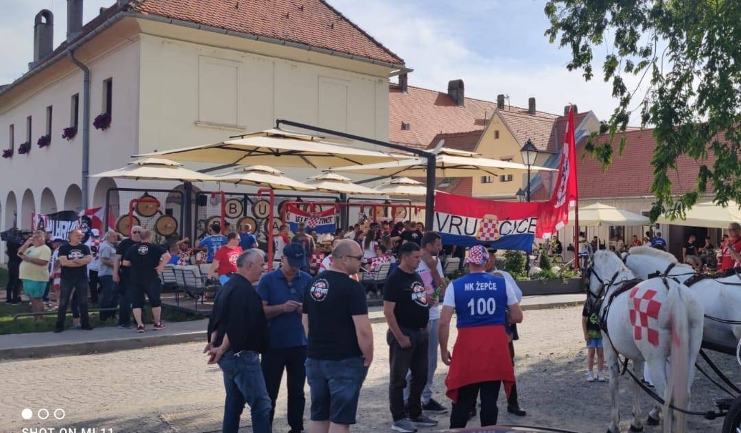 VIDEO Tamburaši su razgalili navijače u Tvrđi, tu su i konji u šahovnici: Lega, daj pet i sviraj