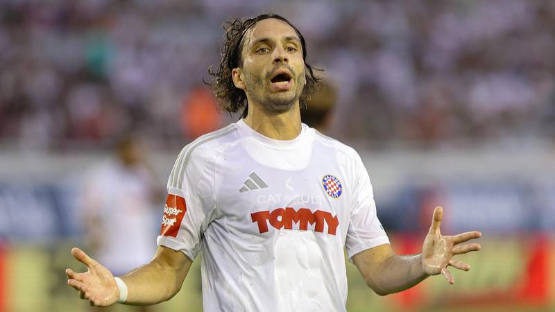 Navijači Hajduka: 'Krovinović zvani rikverc, jedino iz busa ide naprijed', 'Napravite neki OPG'