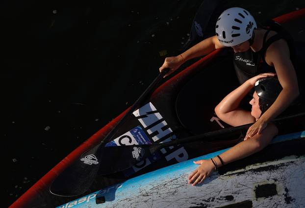 Zagreb: Kajakašice i kajakaši uživaju u Savi čiji je nizak vodostaj otkrio sprudove