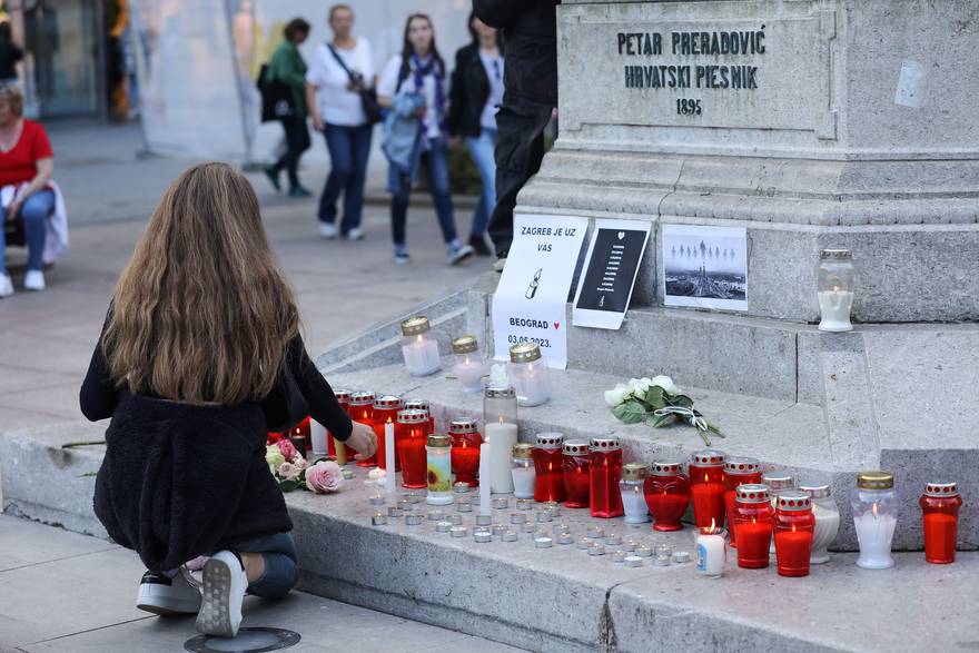 Zagreb: Paljenje svijeća u čast stradalima u pokolju u školi u Beogradu