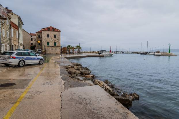 Šteta na rivi u Kaštel Starom nakon olujnog nevremena