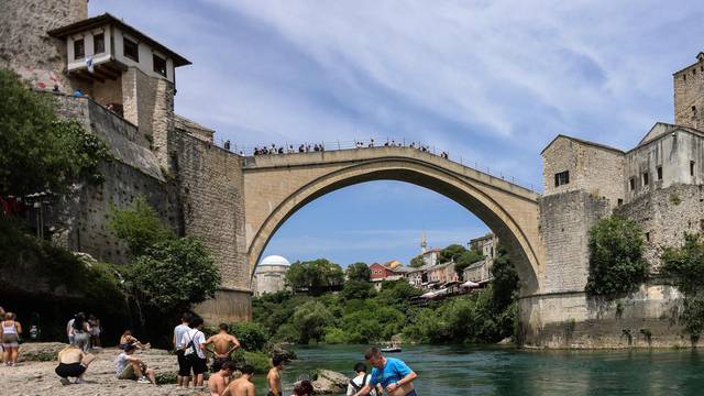 Mostar: Skakači sa Starog mosta privukli pozornost turista