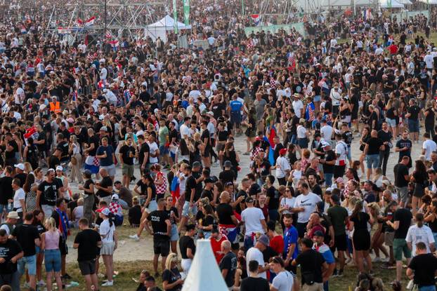 Zagreb: Obožavatelji zauzimaju mjesta unutar Hipodroma uoči početka koncerta