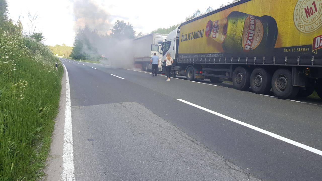 Kamionu puknula guma i u vožnji mu se zapalila prikolica