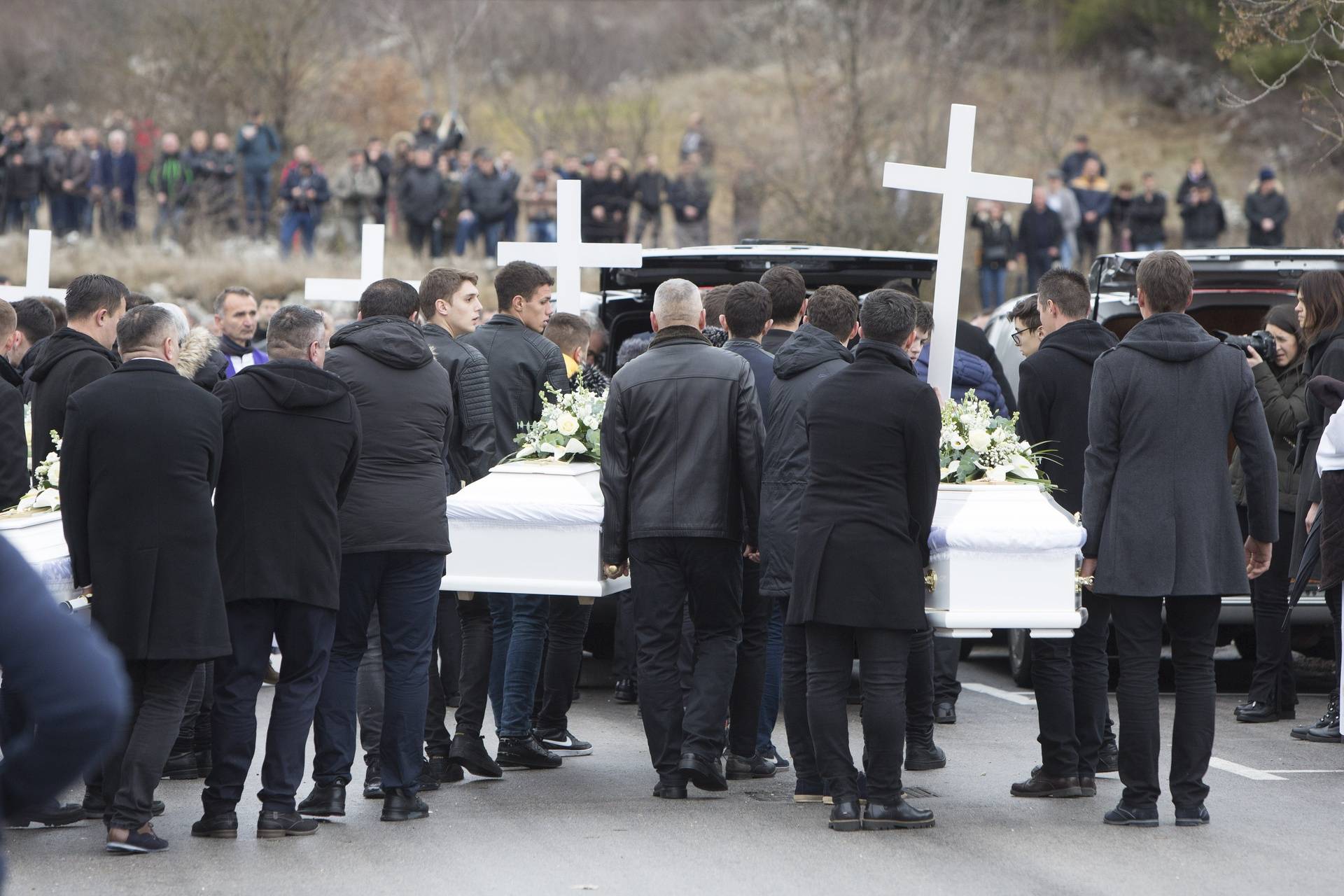 Tuga i jecaji u Posušju: Pokopali 6 mladih. Prijatelji iz razreda držali su njihove fotografije