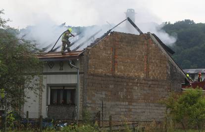 Grom zapalio kuću u Karlovcu, u eksploziji ozlijeđen vatrogasac: 'U prsima mu je krhotina'