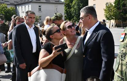 FOTO 'Predsjedniče, može li jedan selfie?' Milanovića tražili fotku na prisezi ročnika u Požegi