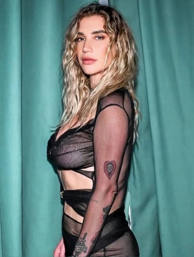 Pronađi Keshu! Nosila neobičnu cvjetnu kreaciju i šokirala sve: Izgledala poput velikog buketa