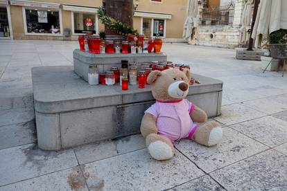 FOTO Svijeće, medvjedići i tuga: Zadar se oprašta od djeteta (7) ubijenog u napadu u Prečkom...