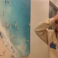 VIDEO Sestre prona&scaron;le jezivu fotografiju sebe na zidu nakon prijave u Airbnb: Uznemiruju&cacute;e!
