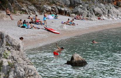 FOTO Samo su se hrabri usudili otići na plažu prije oluje u Rijeci