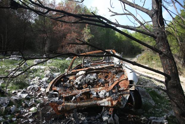 Šibenik: Ni nakon tri mjeseca policija ne zna tko je u kabrioletu sletio s ceste i uzrokovao požar