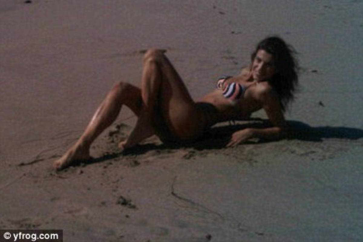Elisabetta se valjala po pijesku u sićušnom kupaćem kostimu