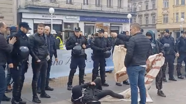 VIDEO Molitelji razvili plakat 'Ja sam bezgrešno začeće', a prosvjednici 'Patrijarhat ubija'