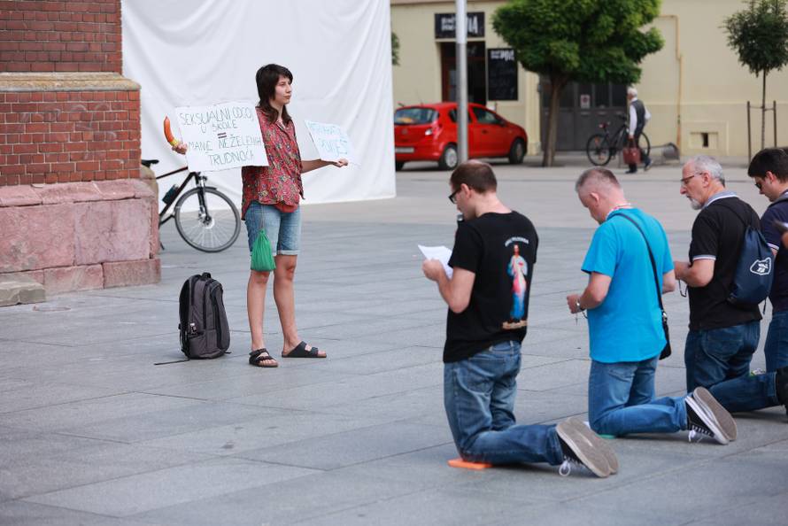 Osijek: Žena s transparentima stajala spred muškaraca tijekom molitve