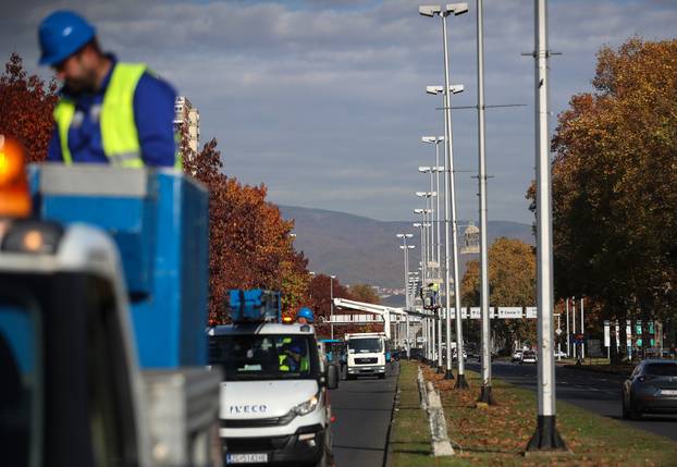Zagreb: 56 dana do Božića - započelo dekoriranje prometnica