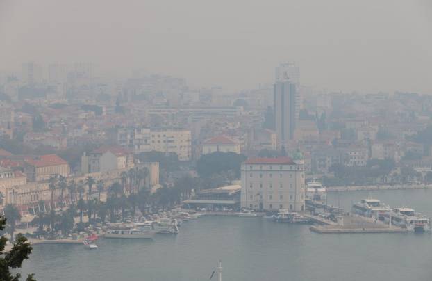 Split  prekriven dimom zbog požara kod Tomislavgrada
