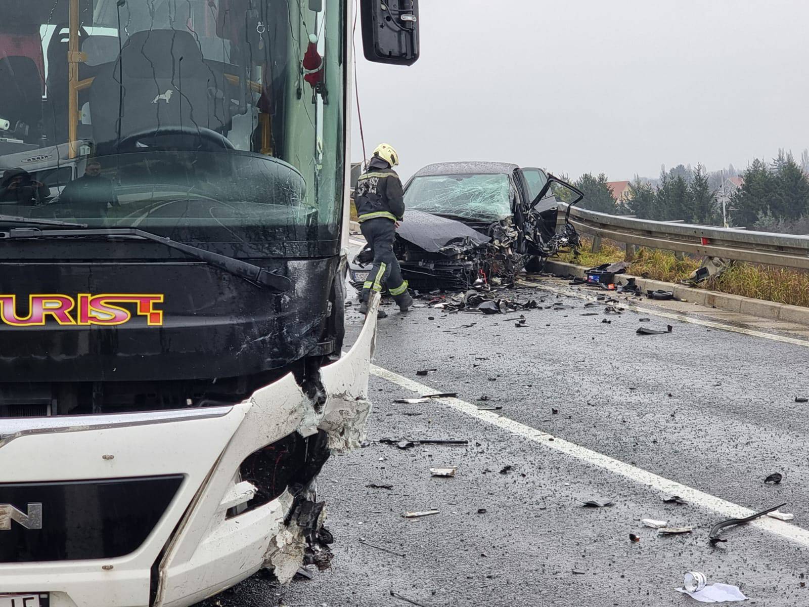 FOTO Teška nesreća kod Velike Gorice: Frontalno se sudarili autobus i auto na nadvožnjaku