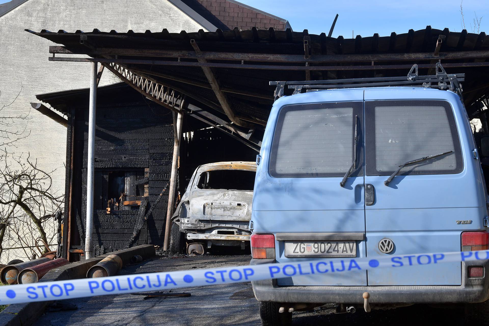 Zagreb: U požaru izgorjeli automobili i nadstrešnica, očevid u tijeku