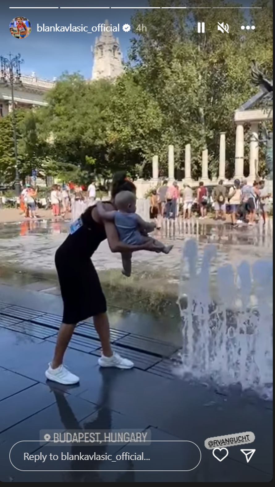 FOTO Blanka Vlašić i dalje uživa u Budimpešti s obitelji: Maleni Mondo se zabavljao u fontani