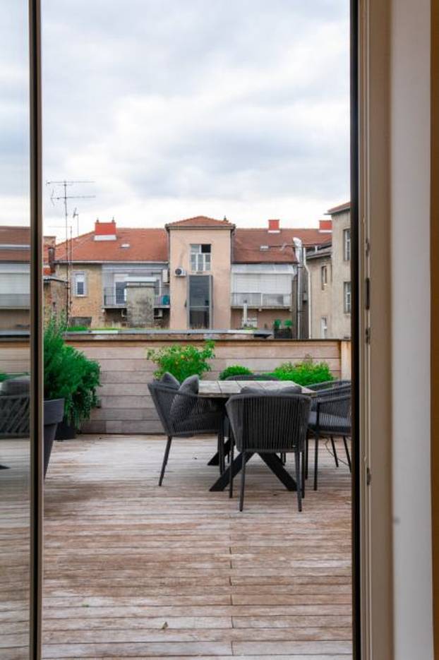 Prodaje se dvoetažni penthouse usred Zagreba s pogledom na HNK, terasa je kao manji stan...