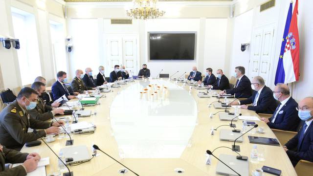 Plenković održao sastanak s Banožićem o ponudi Vlade SAD-a za borbena vozila pješaštva
