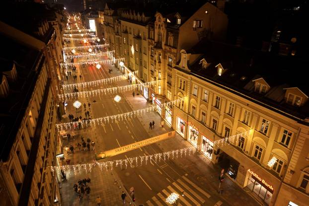 Pogled iz zraka na  novogodišnje ukrase u centru Sarajeva
