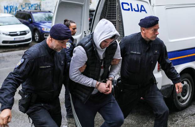 Slavonski Brod: Privedeni mladić koji je nasmrt pretukao vojnika u Požegi u pratnji policije izlazi iz zgrade  Županijskog državnog odvjetništva